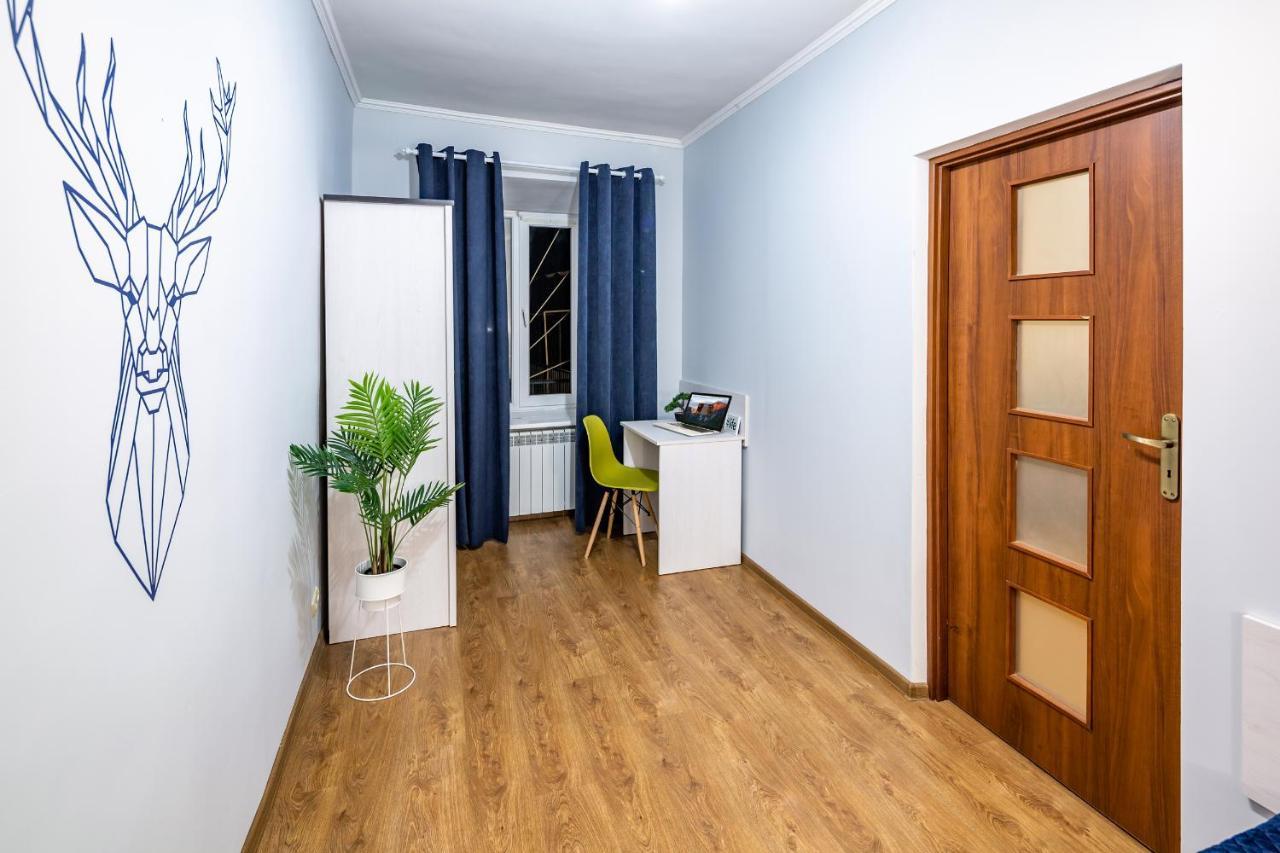 Rainbow Apartment Near Rynok Sq إلفيف المظهر الخارجي الصورة