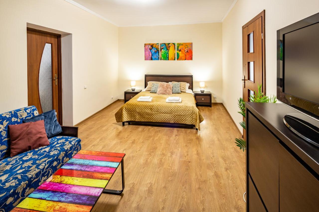 Rainbow Apartment Near Rynok Sq إلفيف المظهر الخارجي الصورة